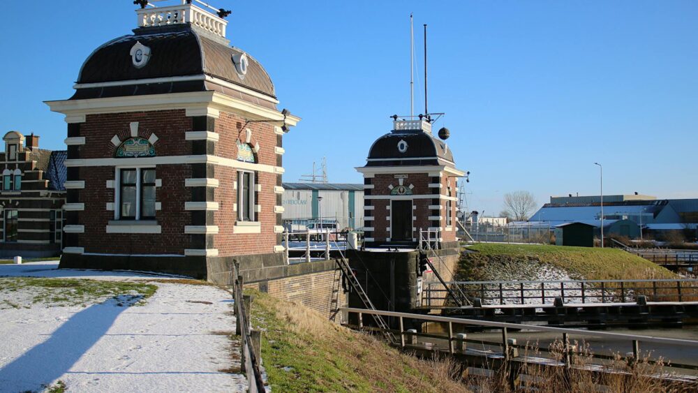 85 Dutch Last Names: Meanings, van/de Prefixes & Famous Dutch Families