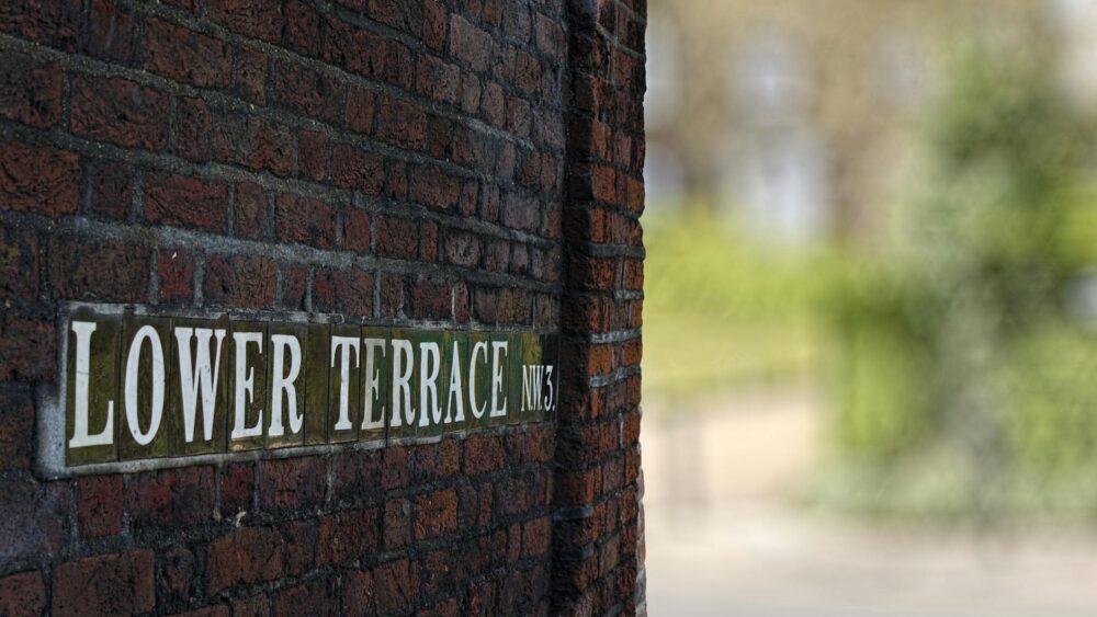 128 Classic English Surnames With Fascinating Meanings and Origins