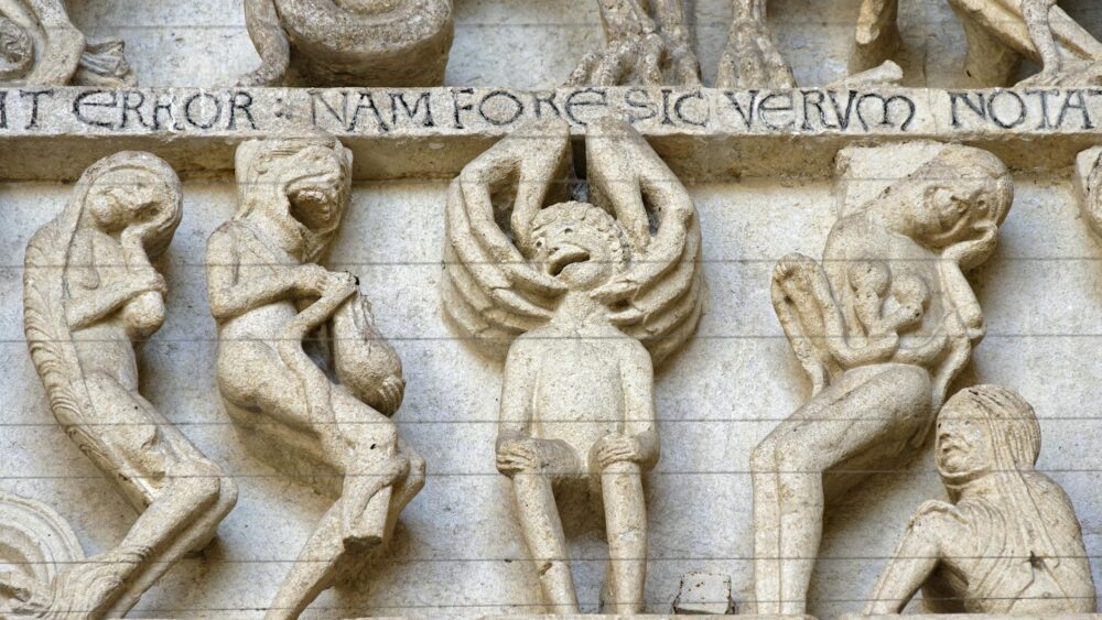 86 Gothic Last Names: Dark, Mysterious & Their Eerie Origins
