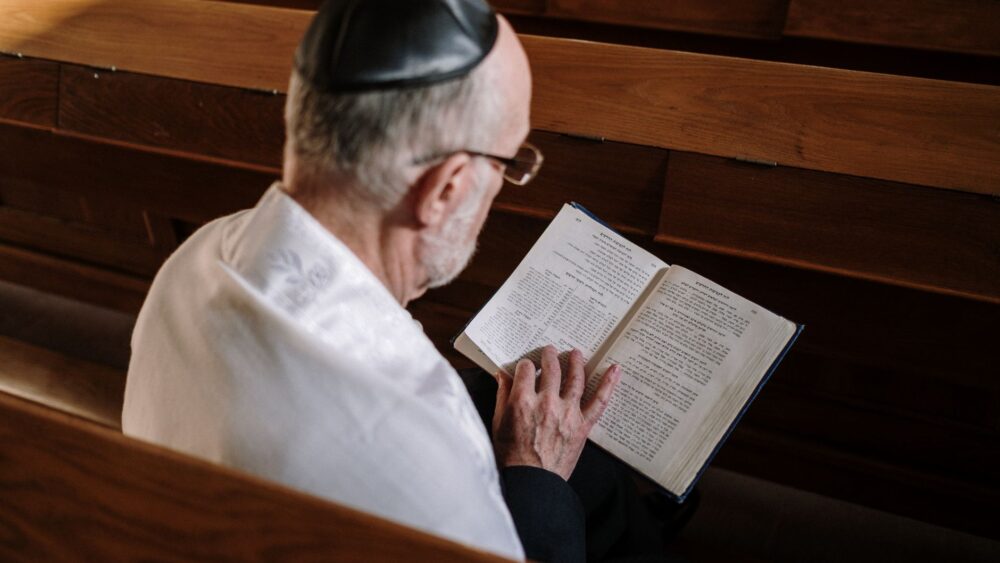 100 Jewish Surnames: Ashkenazi, Sephardic & Mizrahi Origins With Meanings