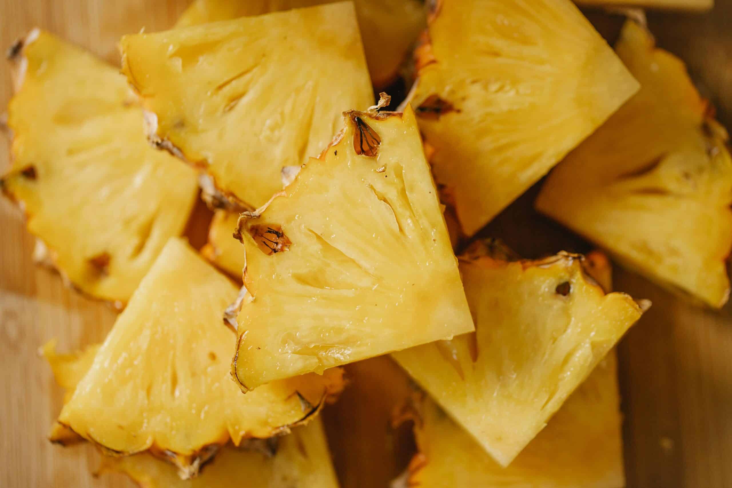 How do I cut a pineapple up